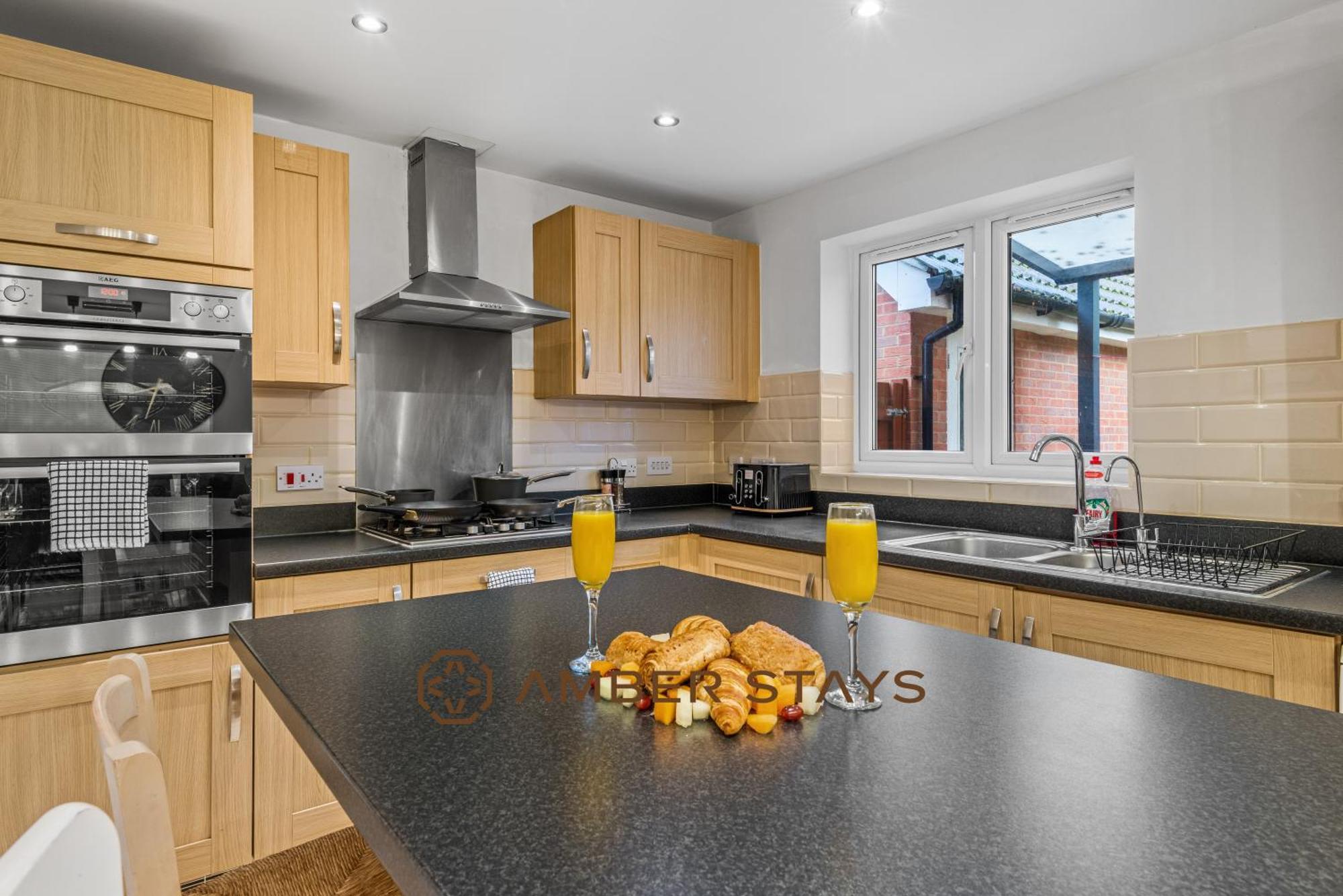 Spacious 5 Bed House In Reading By Amber Stays, Perfect For Business & Contractors, Sleeps 12! Esterno foto