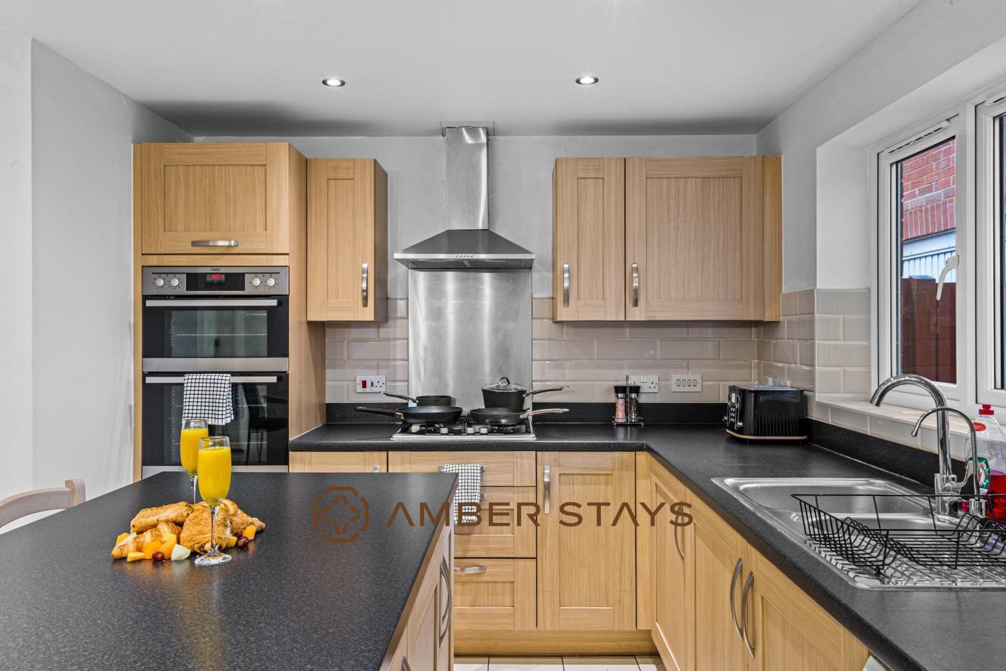 Spacious 5 Bed House In Reading By Amber Stays, Perfect For Business & Contractors, Sleeps 12! Esterno foto
