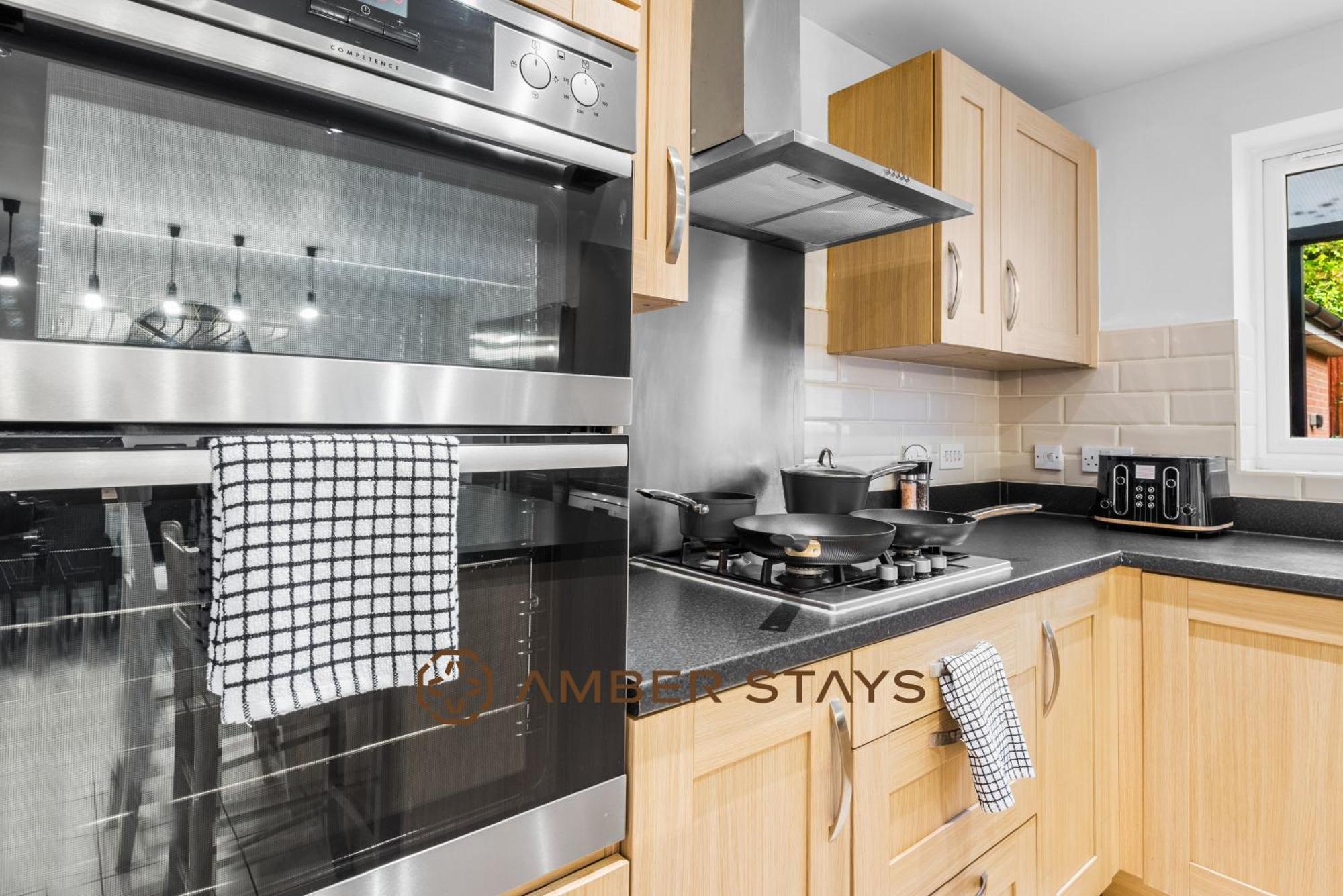 Spacious 5 Bed House In Reading By Amber Stays, Perfect For Business & Contractors, Sleeps 12! Esterno foto